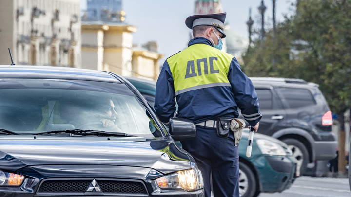 В Екатеринбурге на проспекте Космонавтов перевернулся грузовик