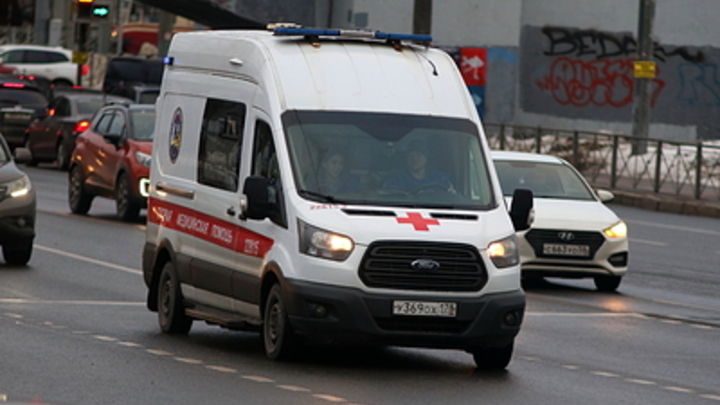 Автомобиль на высокой скорости снёс пешеходов в Челябинске