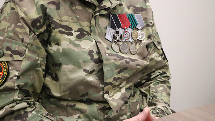 Четверо добровольцев из Новосибирска получили удостоверения ветеранов