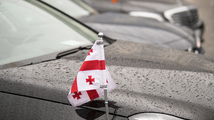 Президент уехала в США, люди вышли на улицы. Что известно о протестах в Грузии