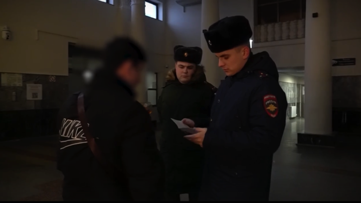 Челябинские силовики устроили мигрантам приём в аэропорту