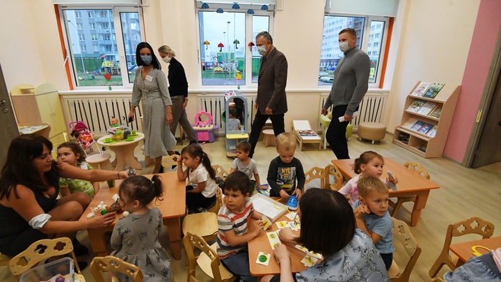 Родители Ленобласти смогут получить январские выплаты на детей еще до Нового года