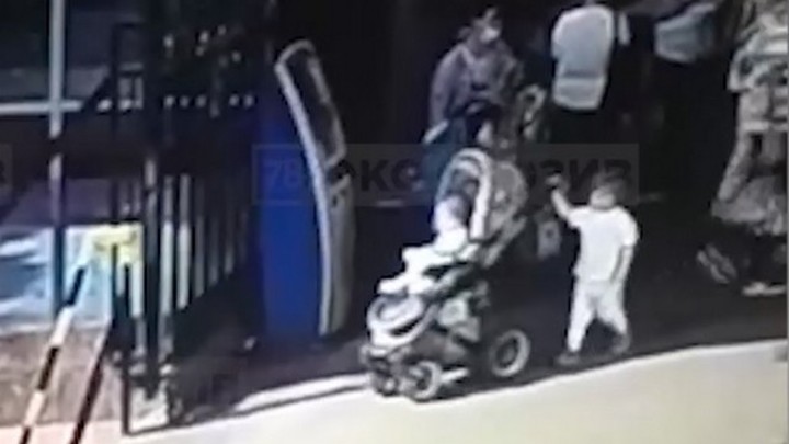 Столкнула коляску на рельсы. В трагедии обвинили ребенка