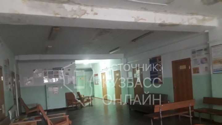 Потоп и желтые разводы на потолке поликлиники возмутили кузбассовцев