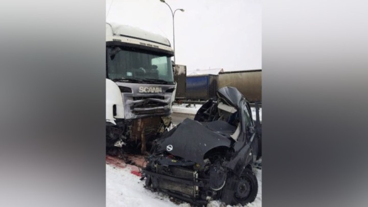 Три человека погибли в ДТП с иномаркой с фурой на трассе в Кузбассе