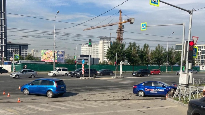 Четыре человека оказались в больнице в результате ДТП в Новосибирске