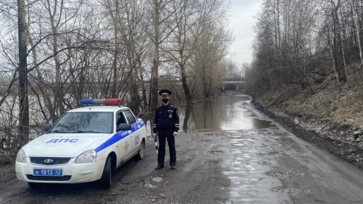 В Новокузнецке из-за поднявшейся воды перекрыли дорогу через аглофабрику