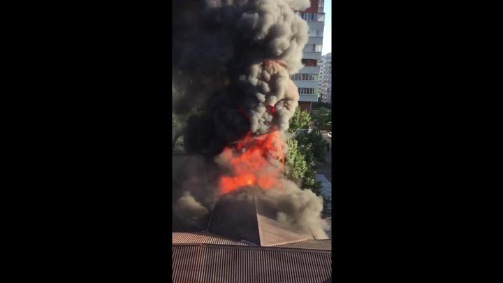 В Краснодаре на улице Стасова горит баня