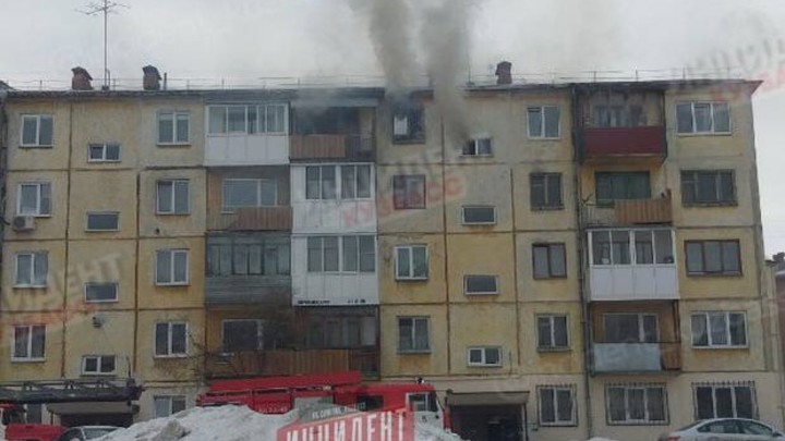 В Кемерове утром сгорела квартира на пятом этаже хрущёвки
