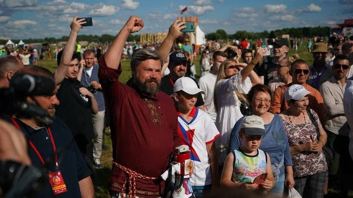 Из стеношного боя - на поле боя: Участники битвы столетия отправляются добровольцами в Донбасс