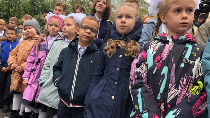 В Кургане родители будущих первоклассников померились силой при подаче заявлений в школу