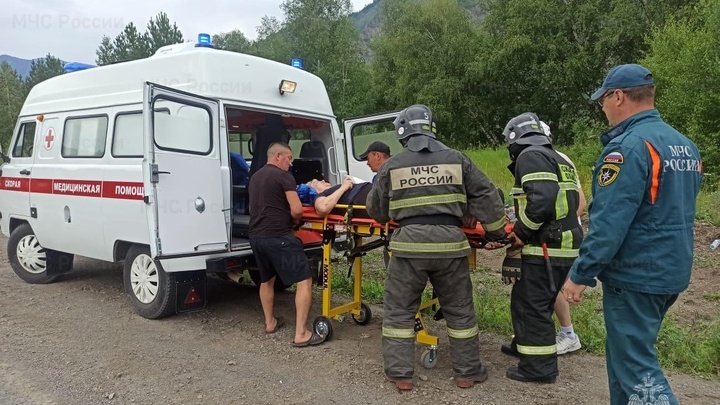 Один человек погиб и семеро пострадали в ДТП с микроавтобусом и ассенизатором на Алтае