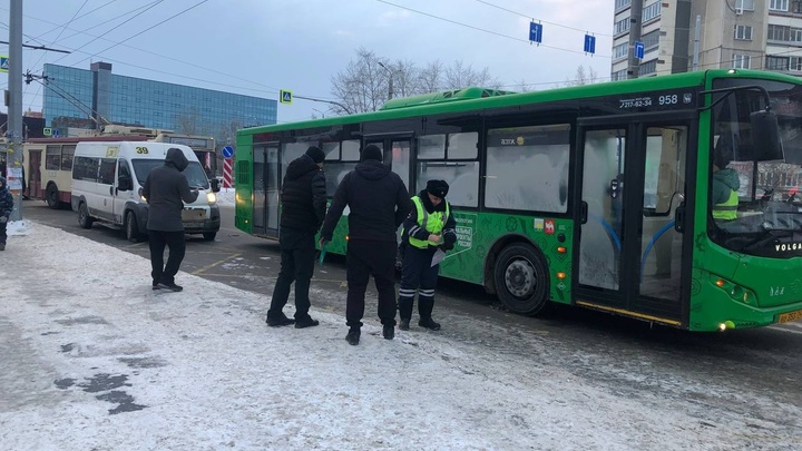 В Челябинске с конечной остановки на северо-западе не могут уехать троллейбусы