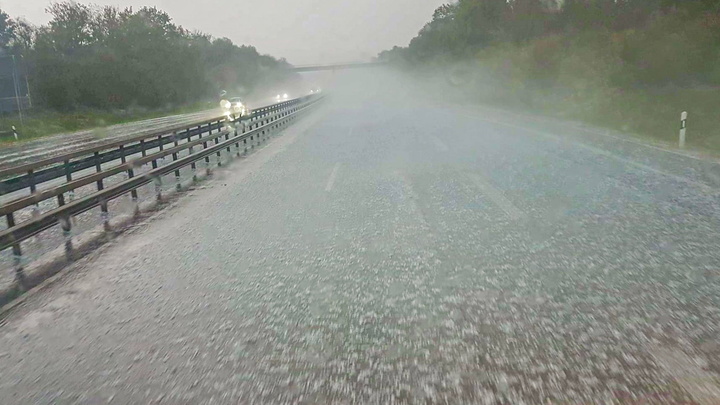 Сочи сейчас - фильм-катастрофа: В разных частях курорта замечены смерчи. Посмотрите, какой огромный