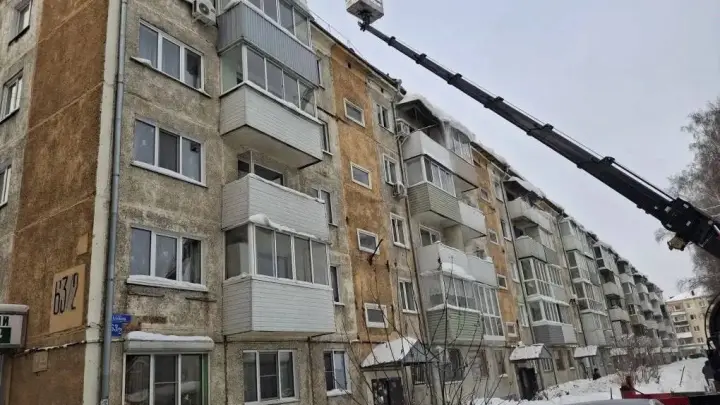 Из-за скопления снега обрушилась крыша в многоэтажке в Кузбассе