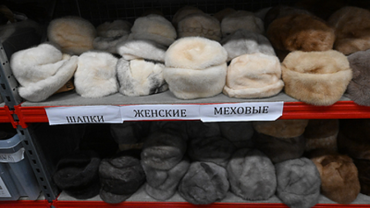 SHOT: в России снова в моде меховые кубанки из 90-х