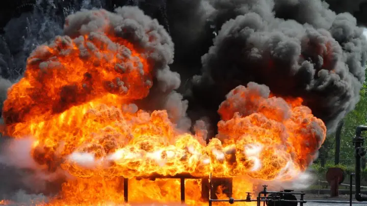 В Киеве прогремели взрывы и начался пожар на складах