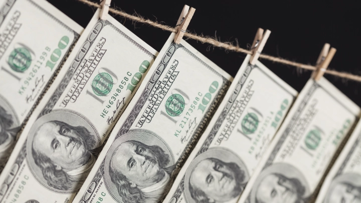 Месть по-московски: Семилетняя девочка выбросила $88 тысяч из окна, а подростки сожгли