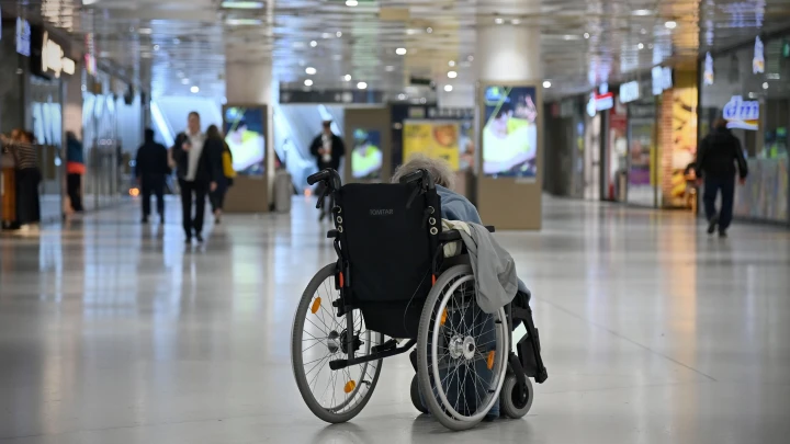 Говорить по-русски можно, но не всем: Депортированный из Латвии пенсионер указал на интересный нюанс