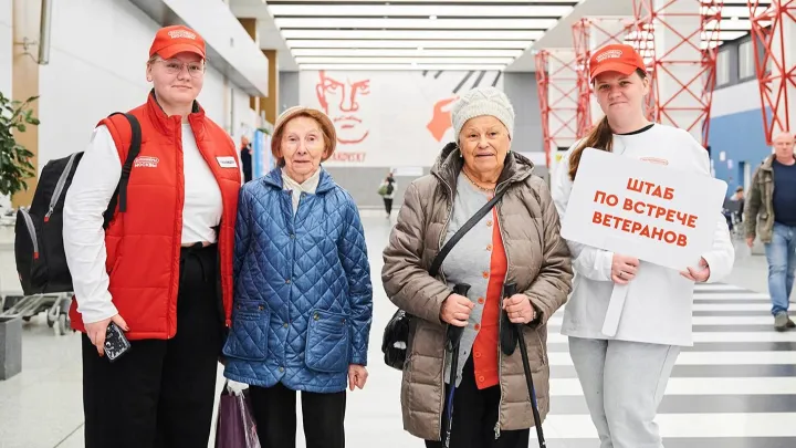 Как волонтеры помогают прибывающим в столицу на День Победы ветеранам