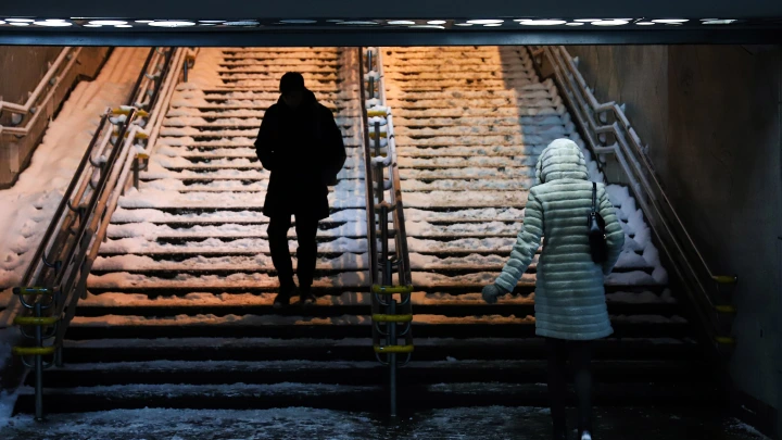 Грузовая Газель на полном ходу влетела в подземный переход у метро Парк Победы