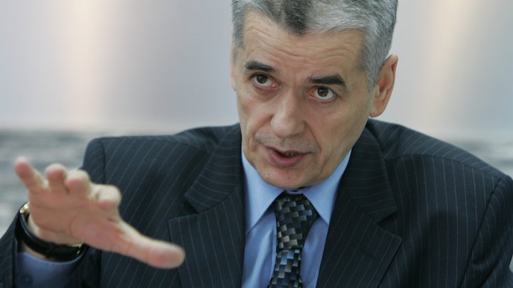 Заразиться можно незаметно: Онищенко назвал пять самых коронаопасных мест