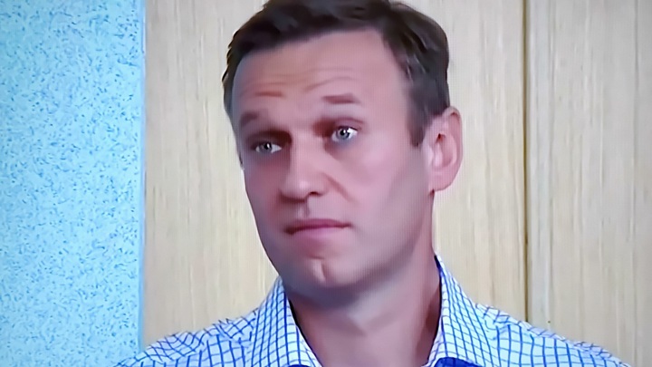 Заклятый враг Навального предложил оплатить его лечение в России: Нам нельзя его потерять