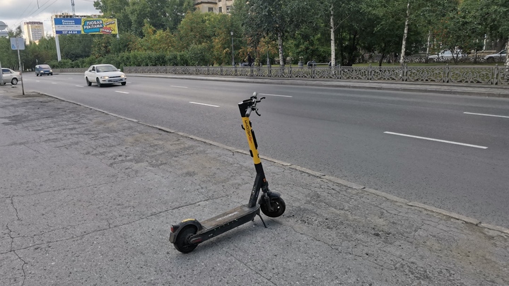 В Новосибирске компанию Whoosh оштрафовали за 100 тысяч за незаконную парковку электросамокатов