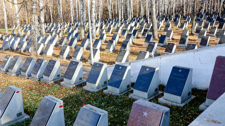 В Тобольске похоронили многодетную семью, погибшую в страшном ДТП
