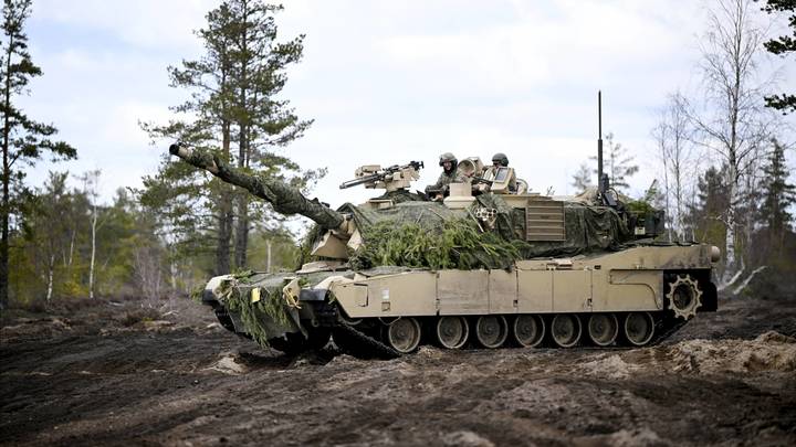 Опубликовано видео атаки дронов Упырь на танк Abrams под Авдеевкой