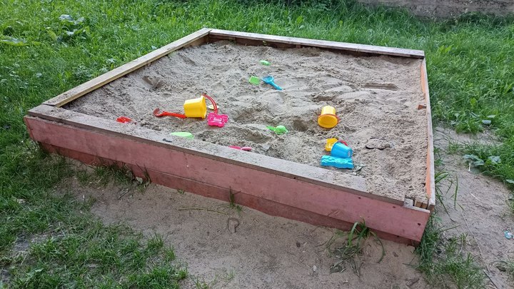 Дети вынуждены играть среди мусора на детской площадке в Кемерове