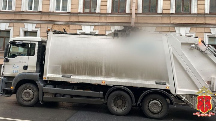 Стало известно, кто погиб под колёсами мусоровоза в Петербурге