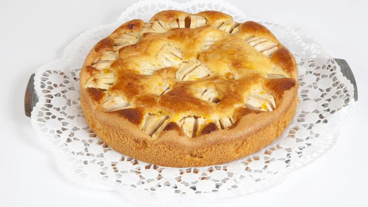 Печём шарлотку: Идеальные рецепты и маленькие секреты лакомства