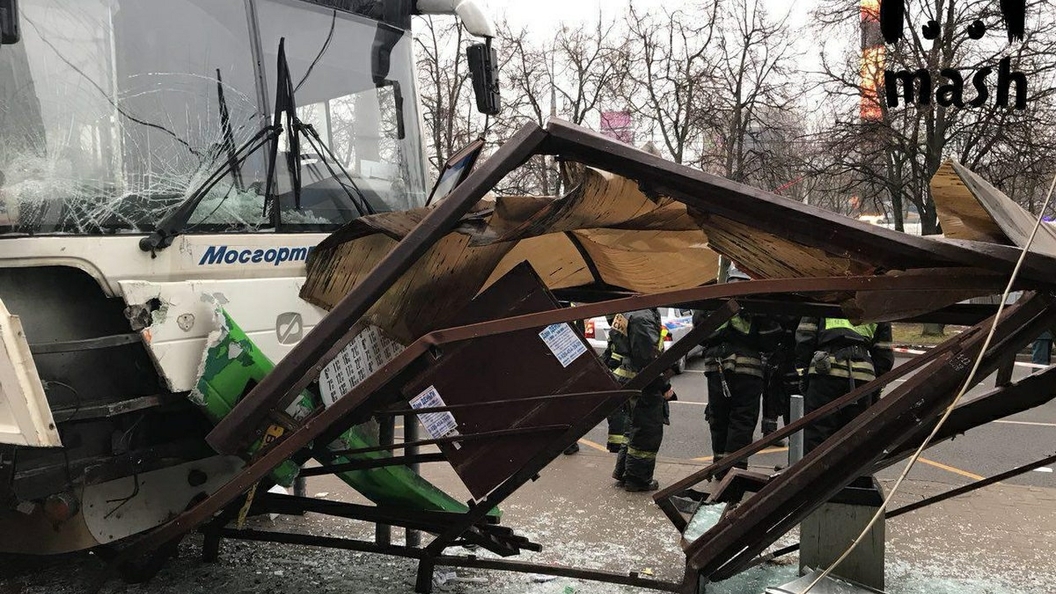 МЧС: Трое пострадали при наезде автобуса на остановку в столице РФ