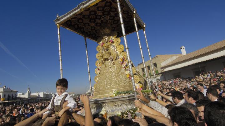 Дурной знак: Статуя Девы Марии загорелась во время шествия в Испании