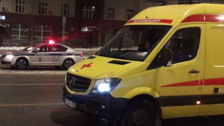 Не рассчитал скорость: В Сети появилось видео наезда крана на надземный пешеходный переход