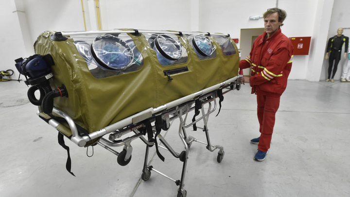 Вернулись из Китая с подозрением на коронавирус: В Москве госпитализировали членов экипажа самолёта