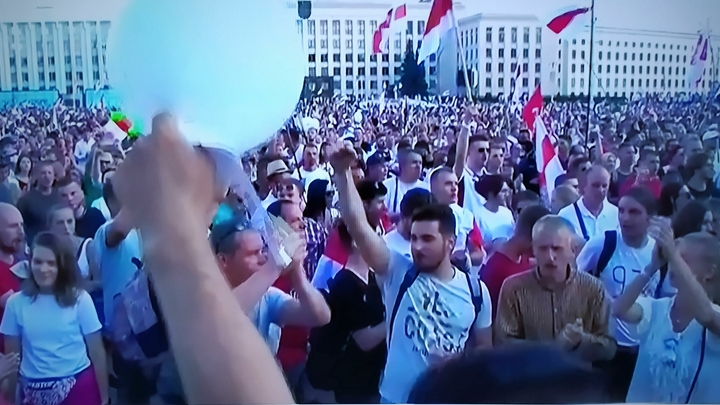 Не могу подобрать слов: Оказавшийся в кольце протестующих министр обратился к белорусам
