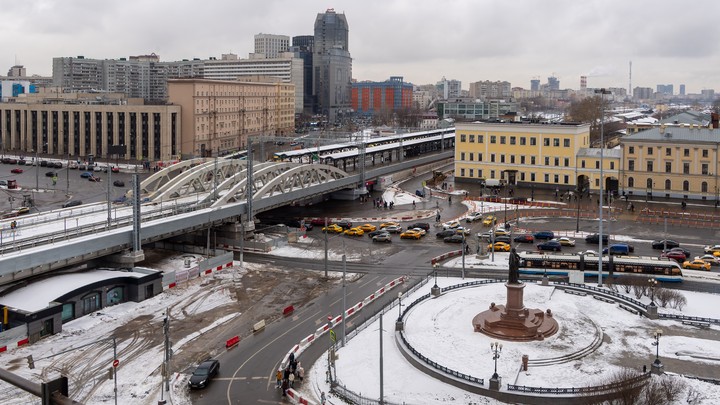 Два километра дорог и газоны: Дмитровский путепровод будет готов в этом году