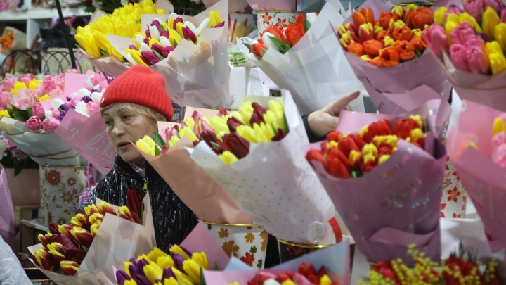 В преддверии 8 марта цены на цветы выросли на 50% в Новосибирске