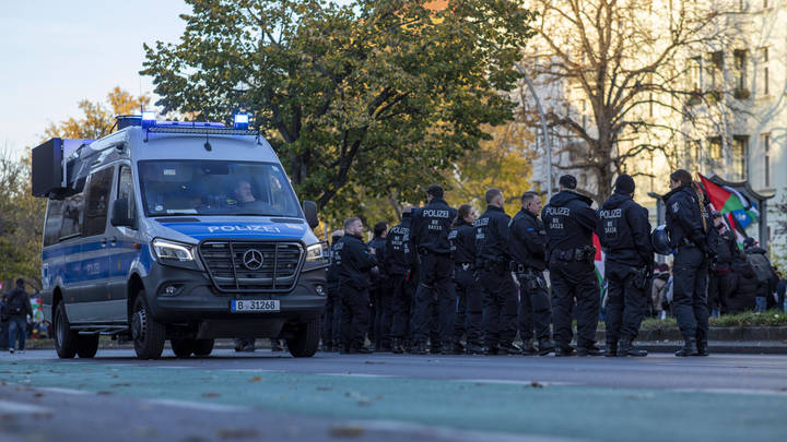 Мужчина с ножом ворвался в банк в Баварии: заложница спасена