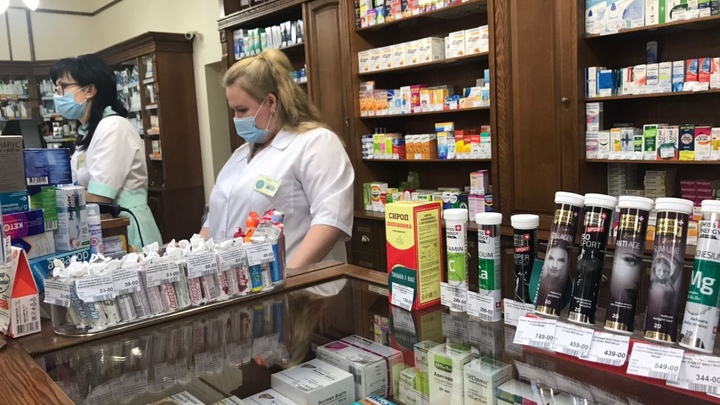 В соцсети обсуждают реакцию аптекаря на двух голых посетителей в Челябинске