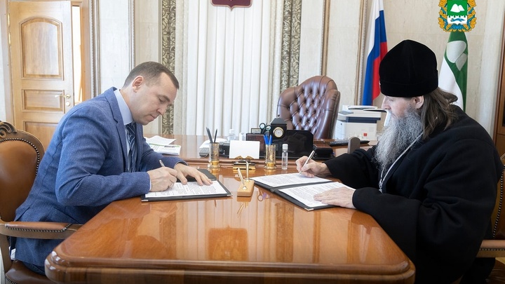 Губернатор Шумков и его помощники стали ближе к церкви
