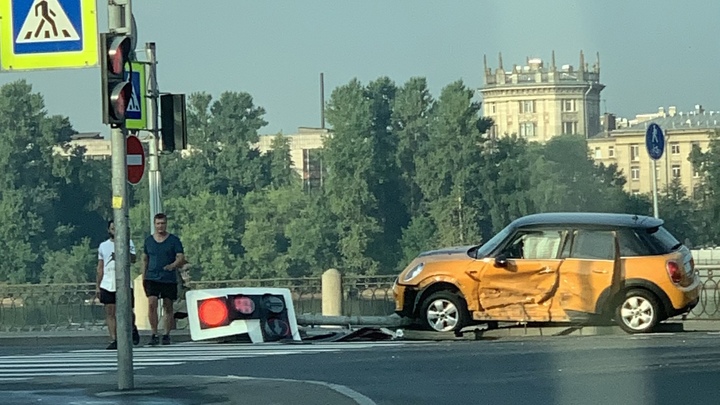 Красный общий, зеленый наш? Mini повис на светофоре после ДТП на Октябрьской набережной