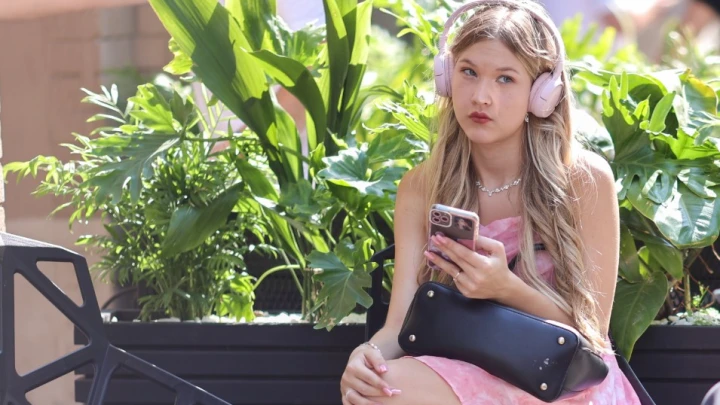 Правду о ЕГЭ выдали микронаушники: В России их купили на 158 млн