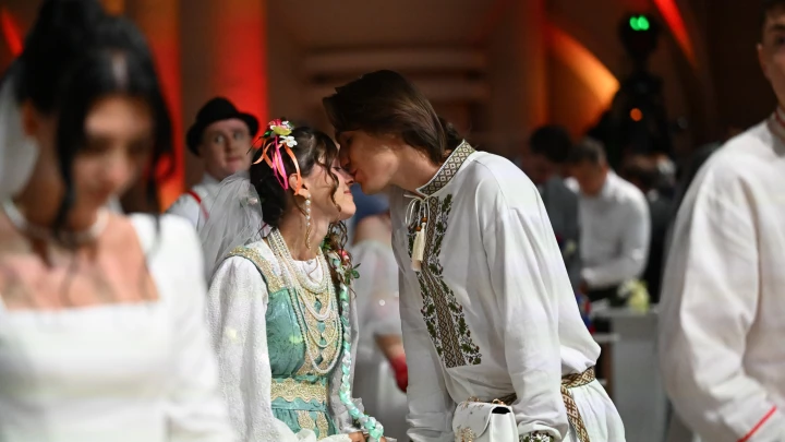 Любовь на высоте: восемь пар поженились во время полёта в Сочи