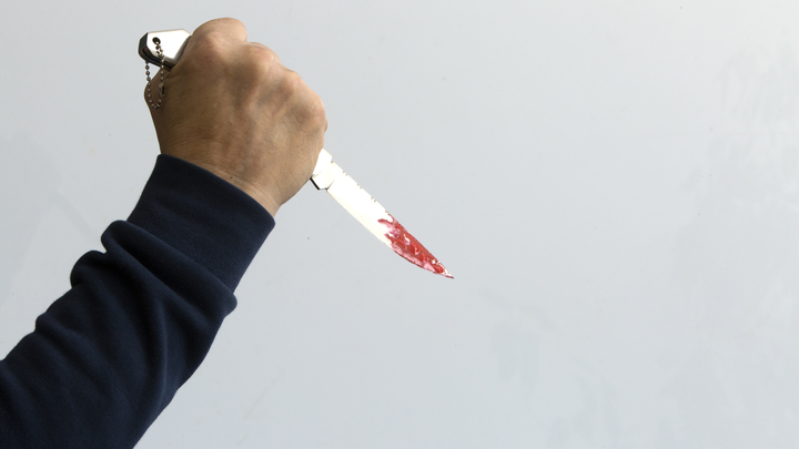 Сыщики раскрыли убийство жителя Нижнего Тагила, найденного в подъезде с перерезанным горлом