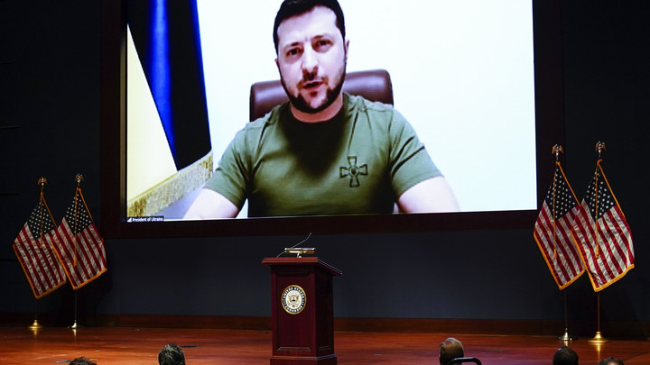 Итальянский эксперт заявил о марионеточной роли Зеленского в руках Запада