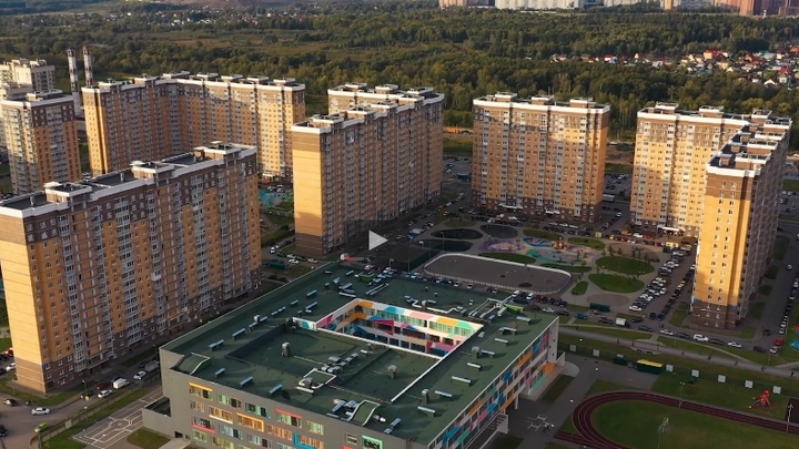 Еще одна девушка выпала из окна ЖК «Самолет»