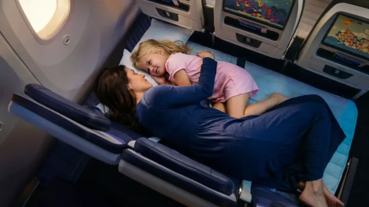 Кровати в небе: United Airlines оборудует спальные места в эконом-классе